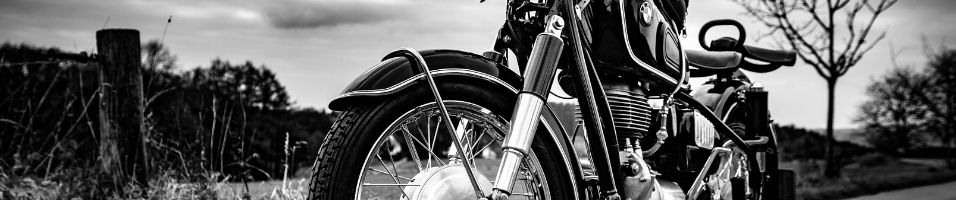 Motorcycle goggles for clear vision and protection