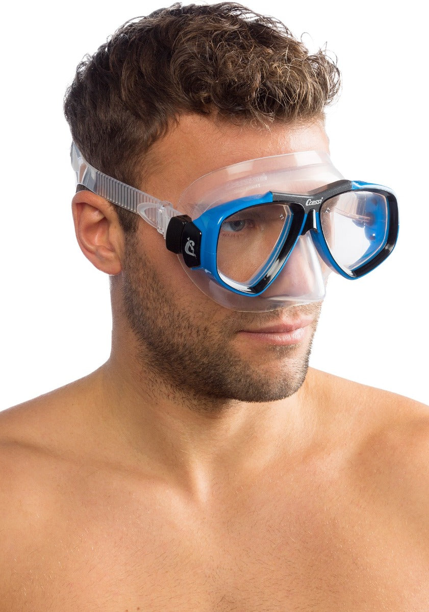 Man wearing Cressi Focus dive mask