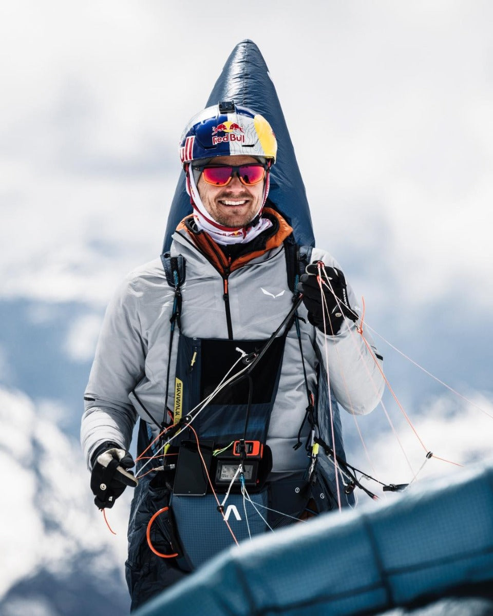 Person wearing Evil Eye Elate Ng e039  sunglasses