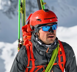 Someone wearing Evil Eye e023 sunglasses