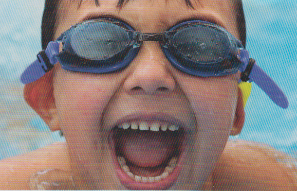 Kid wearing Leader Vantage kids Swim goggle