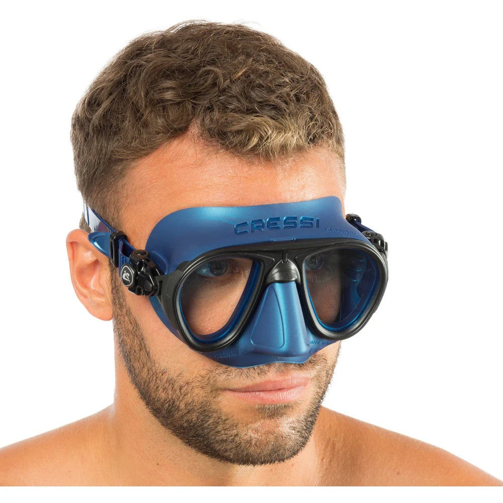 man wearing Cressi Calibro zero fog dive mask in blue
