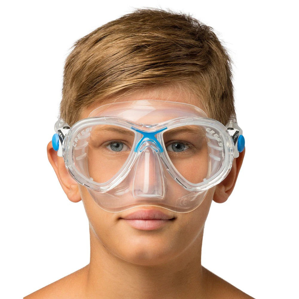 Kid wearing Cressi Marea Jr dive mask in blue