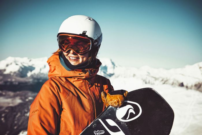 Snowboarder wearing Julbo Moonlight snow goggles