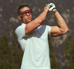 Golfer wearing Nordik Frigg 1 sunglasses
