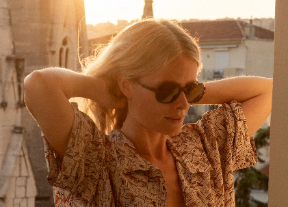 Woman wearing Ombraz Cammina sunglasses