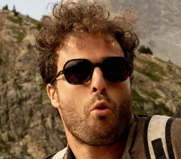 Man wearing Ombraz Cammina sunglasses