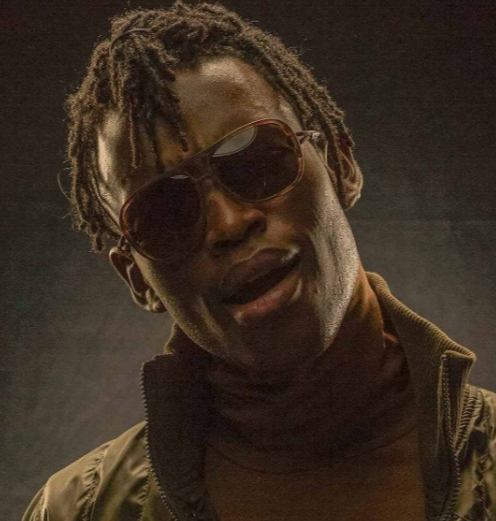 Person wearing Ombraz Leggero sunglasses