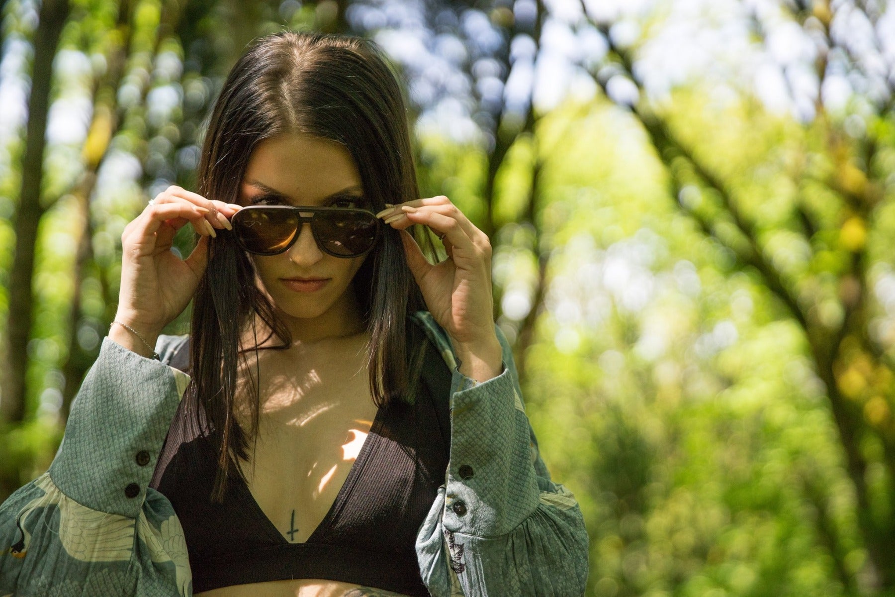 Woman wearing Ombraz armlss sunglasses