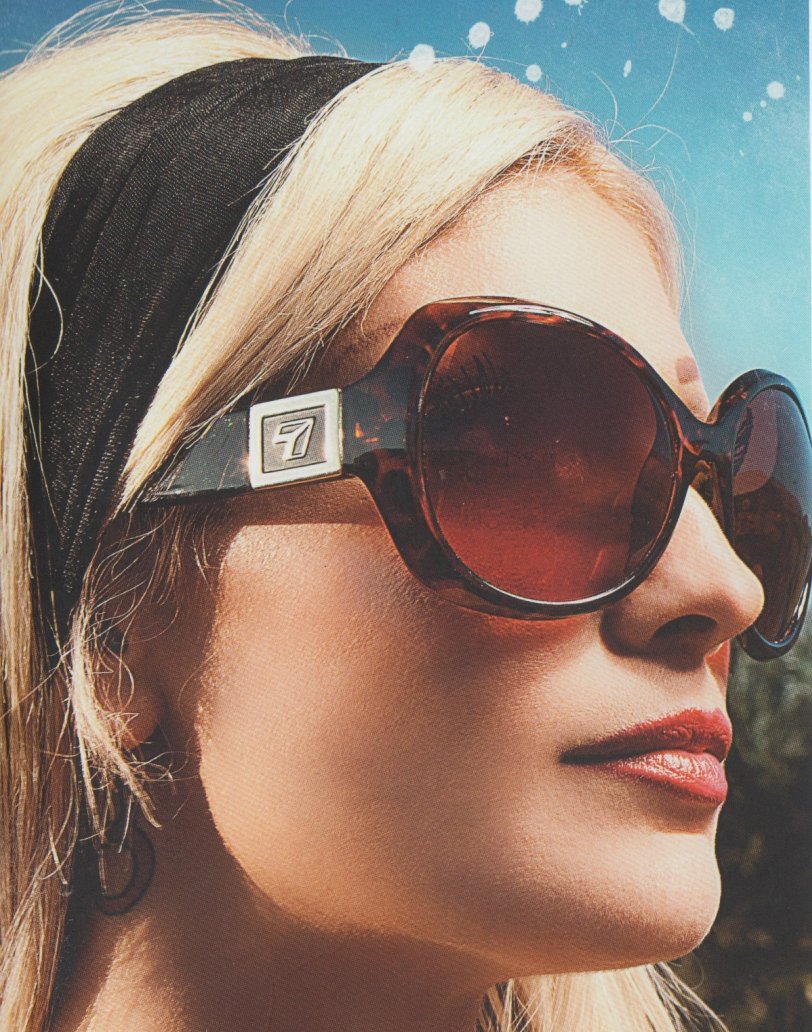 Woman wearing Lily Sunglasses