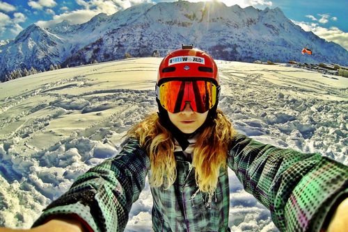 Woman wearing Raleri Dartpin ski goggles