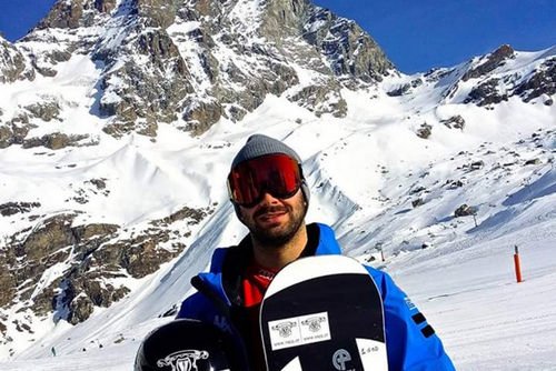 Man wearing Raleri Dartpin ski goggles