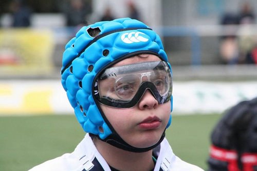 Person wearing a Rugby goggle
