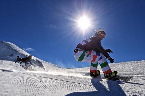 Snowboarder wearing Raleri Ripper ski goggles
