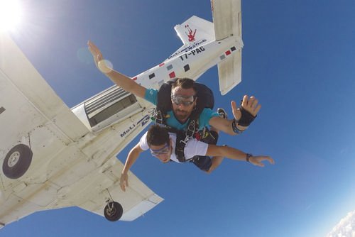 Skydiver wearing Raleri Trooper goggles