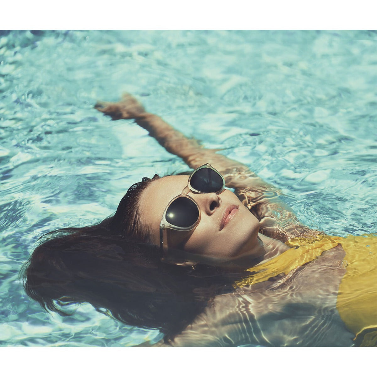 Person wearing Serengeti Brawley sunglasses