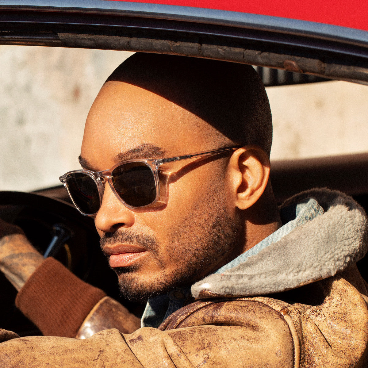 Person wearing Serengeti Delio sunglasses