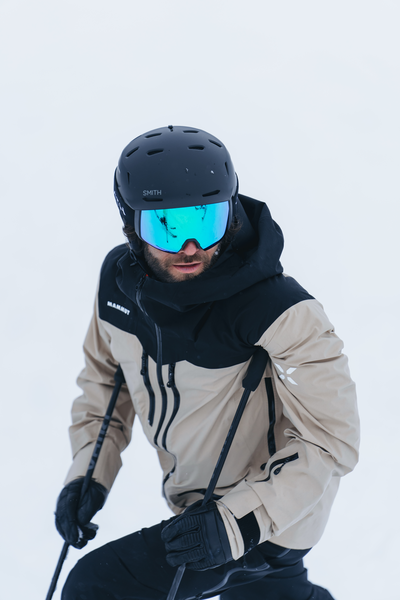 Skier wearing Smith 4D Mag XL 