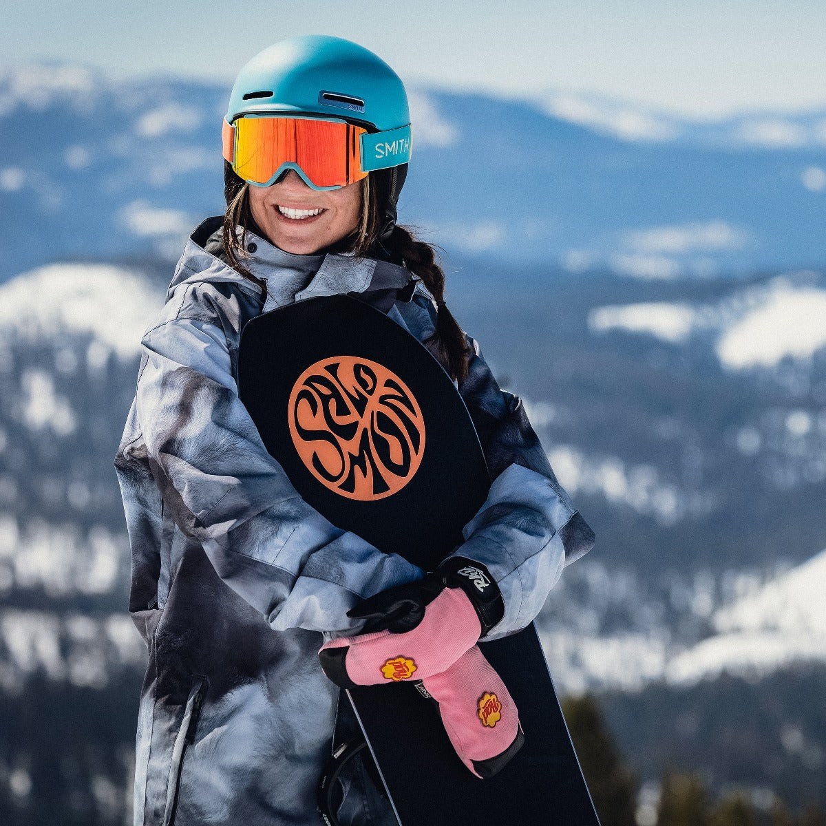 Snowboarder wearing Smith Squad Mag goggles