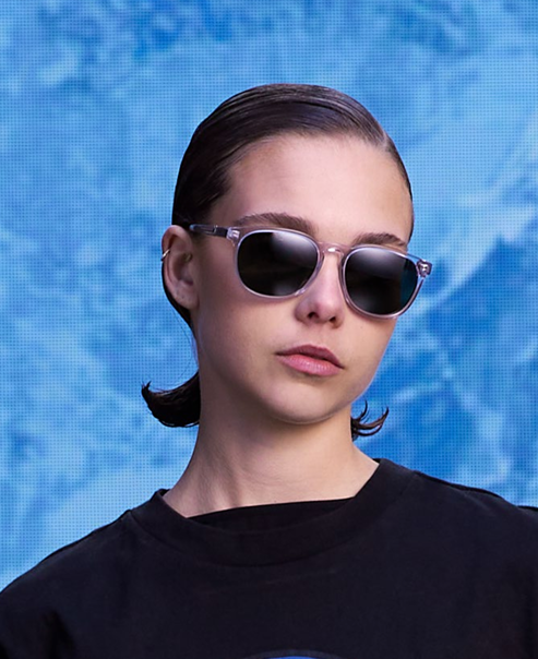 Person wearing Vuarnet Belvedere 03 sunglasses